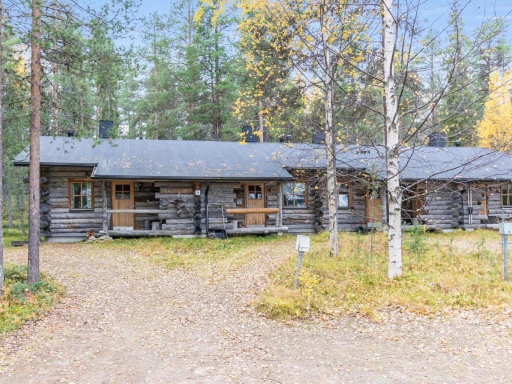 une cabane en rondins au milieu des bois dans l'établissement Holiday Home Rinnekero 3 a by Interhome, à Pyhätunturi
