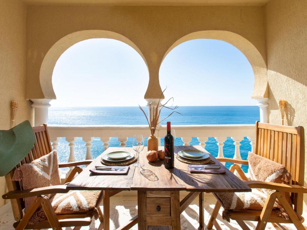 - une salle à manger avec une table et une vue sur l'océan dans l'établissement Apartment Sea Suite by Interhome, à Almuñécar