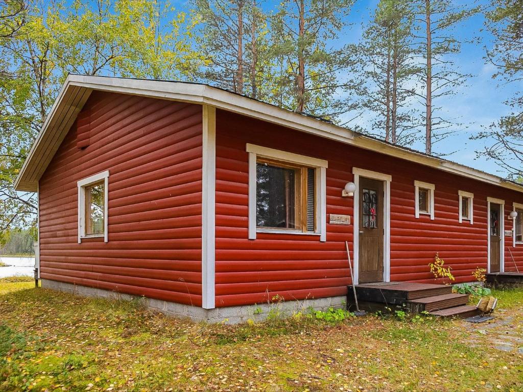 ein rotes winziges Haus mit roter Seitenwand in der Unterkunft Holiday Home Pihatupa 1 by Interhome in Kuusamo