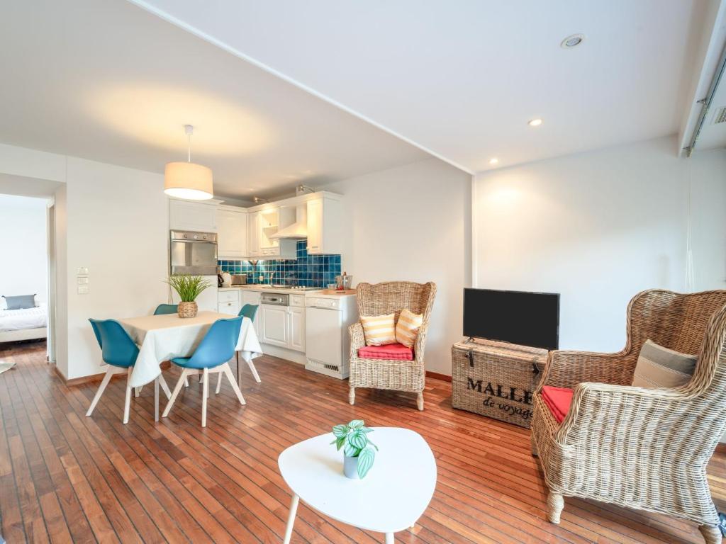 un salon avec des chaises et une table dans l'établissement Studio Les Pins-4 by Interhome, à Carnac