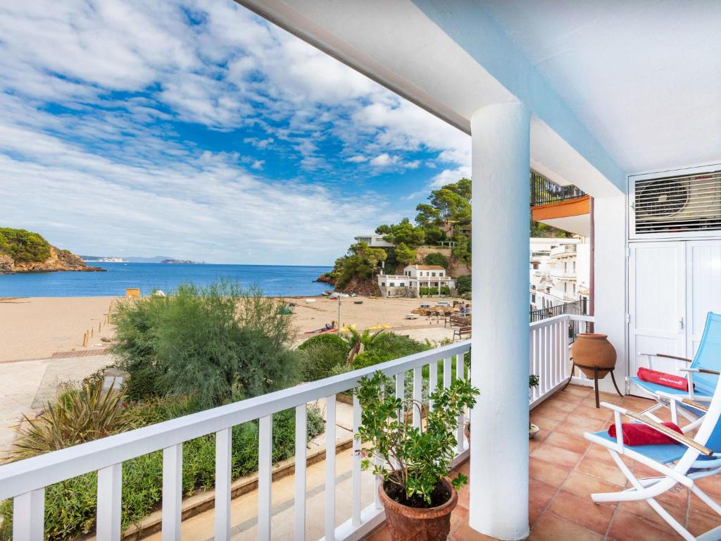 einen Balkon mit Blick auf den Strand in der Unterkunft Apartment Sa Riera Beach by Interhome in Begur