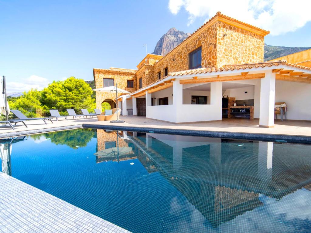 Villa con piscina frente a una casa en Villa Mucho by Interhome, en Finestrat