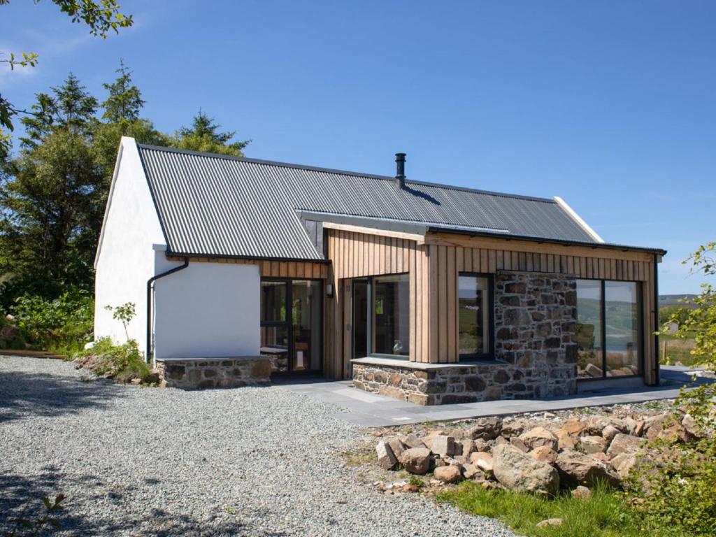 une maison en pierre avec un toit en métal dans l'établissement Holiday Home Finnan's Byre by Interhome, à Eyre