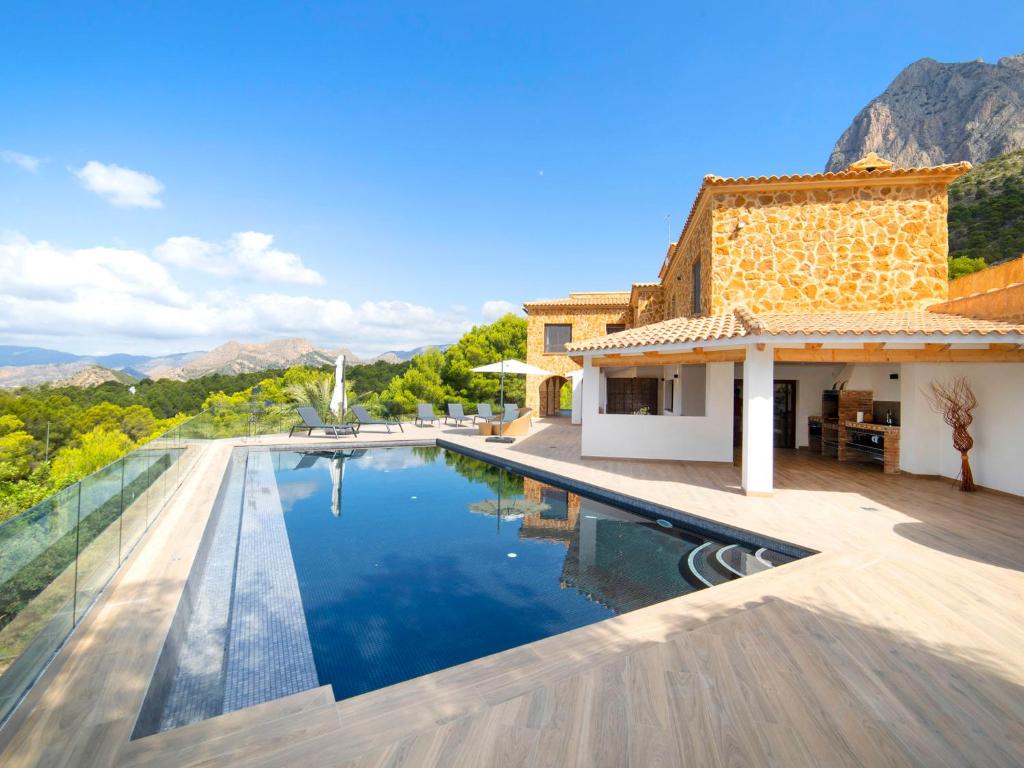 Bazén v ubytování Villa Mucho by Interhome nebo v jeho okolí