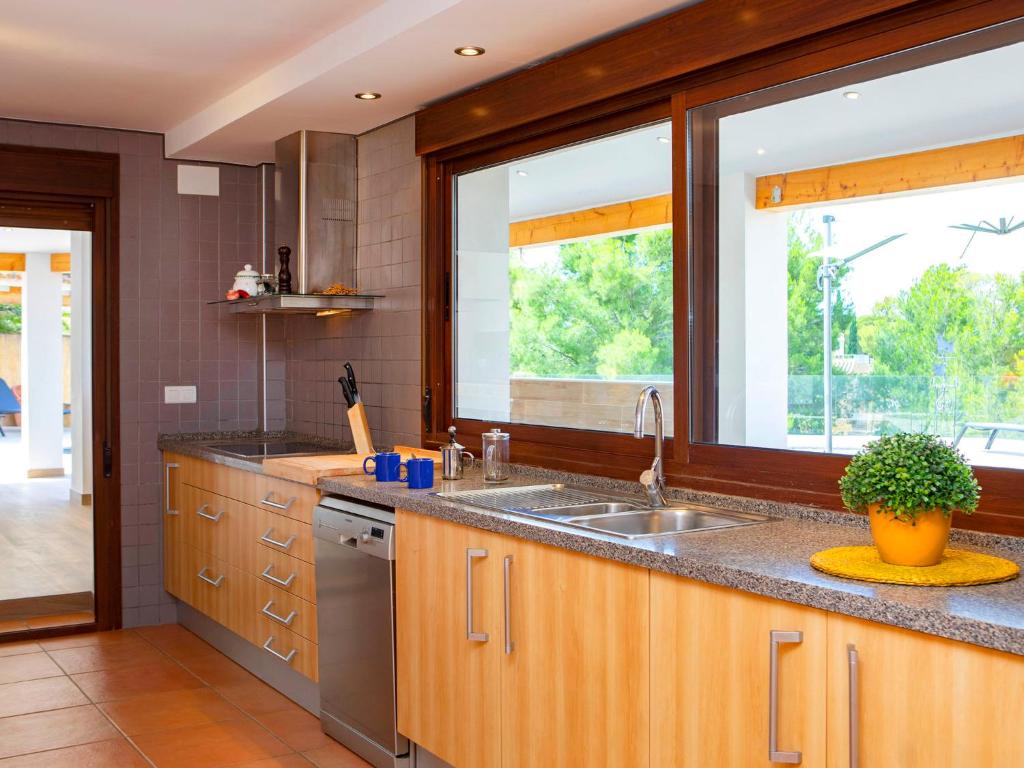 Kuchyň nebo kuchyňský kout v ubytování Villa Mucho by Interhome