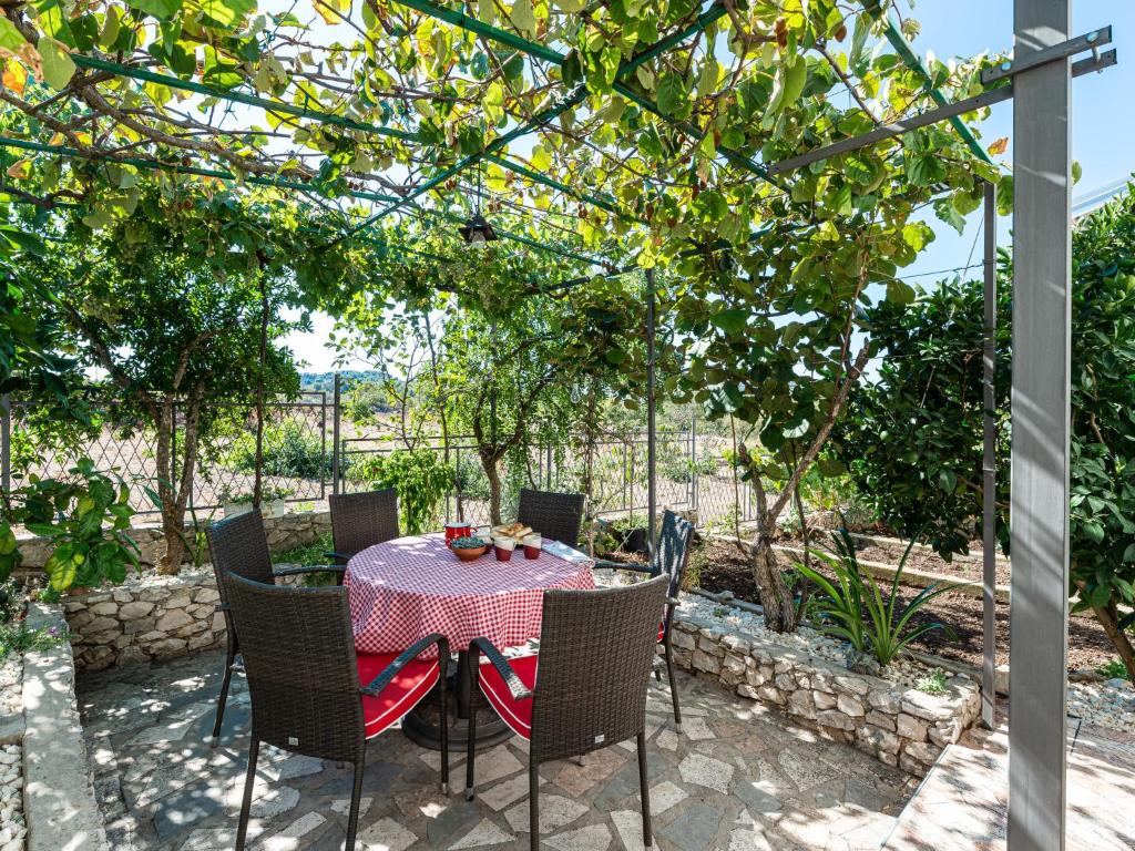 Zahrada ubytování Holiday Home Otavia by Interhome