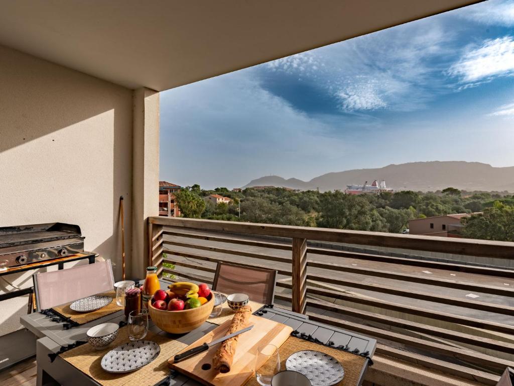 une table avec un bol de fruits sur un balcon dans l'établissement Apartment Cita Di Sali 13 by Interhome, à Porto-Vecchio