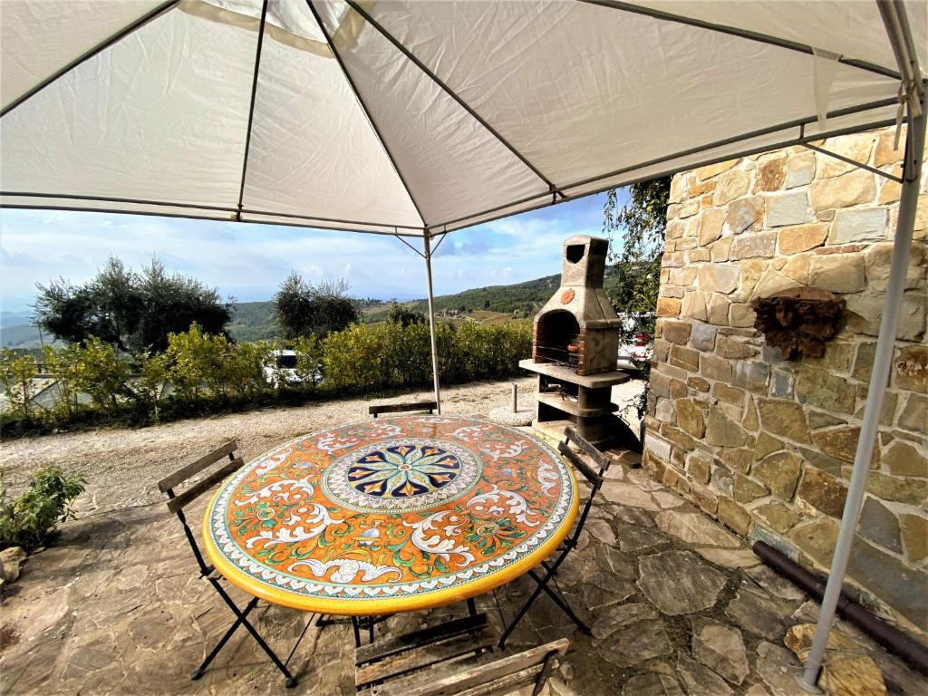 Patio lub wspólna przestrzeń na świeżym powietrzu w obiekcie Holiday Home Casa Chiara by Interhome