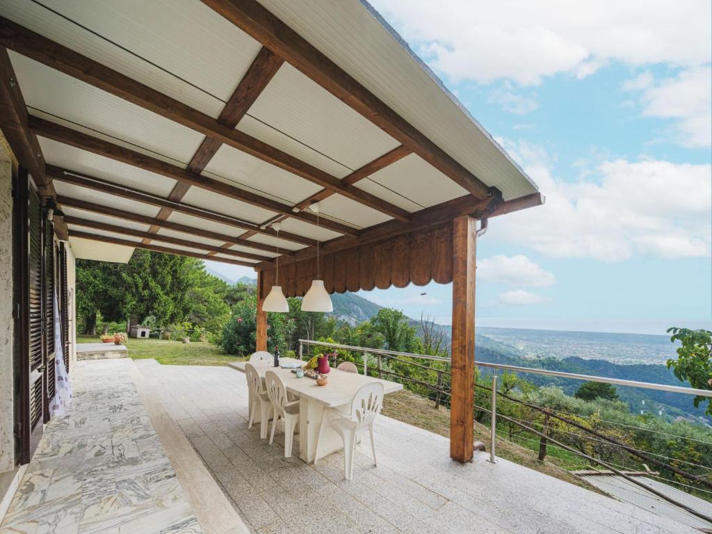 um pátio exterior com uma mesa branca e cadeiras em Holiday Home Casa Giulia by Interhome em Seravezza