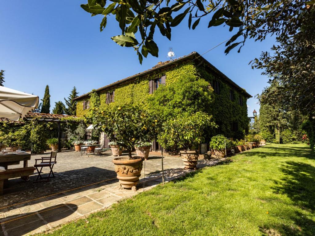 un giardino con un edificio ricoperto di edera di Villa La Torre by Interhome a Figline Valdarno