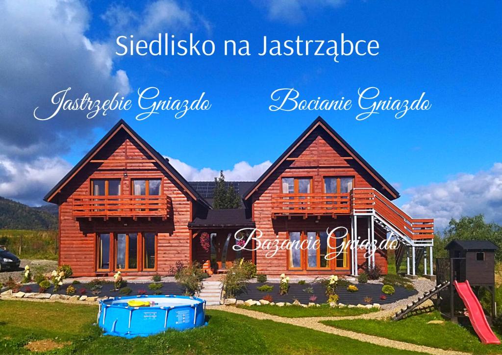una grande casa in legno con un cestino blu di fronte di Siedlisko na Jastrząbce a Lipowa