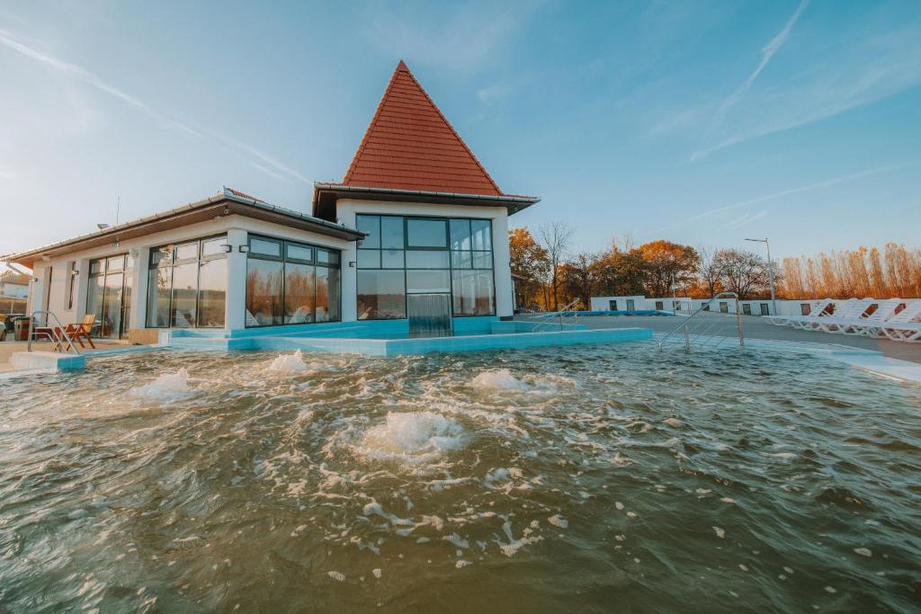 Bazén v ubytování TERMAL KRE-SPA nebo v jeho okolí