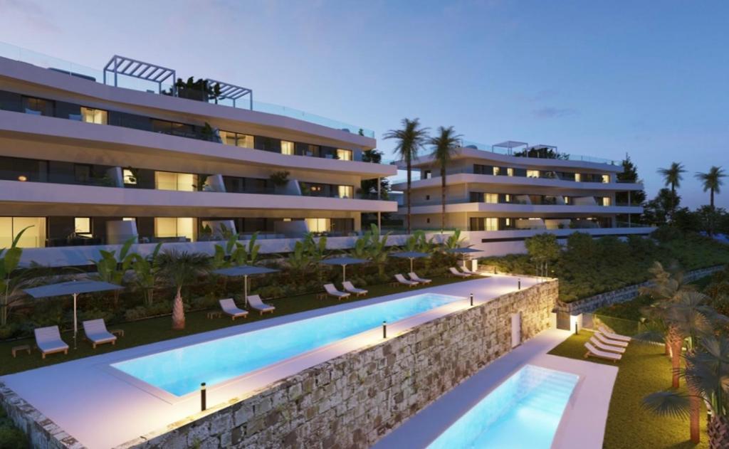 obraz budynku z basenem w obiekcie Prachtig appartement met zeezicht in Estepona Costa del Sol w mieście Estepona