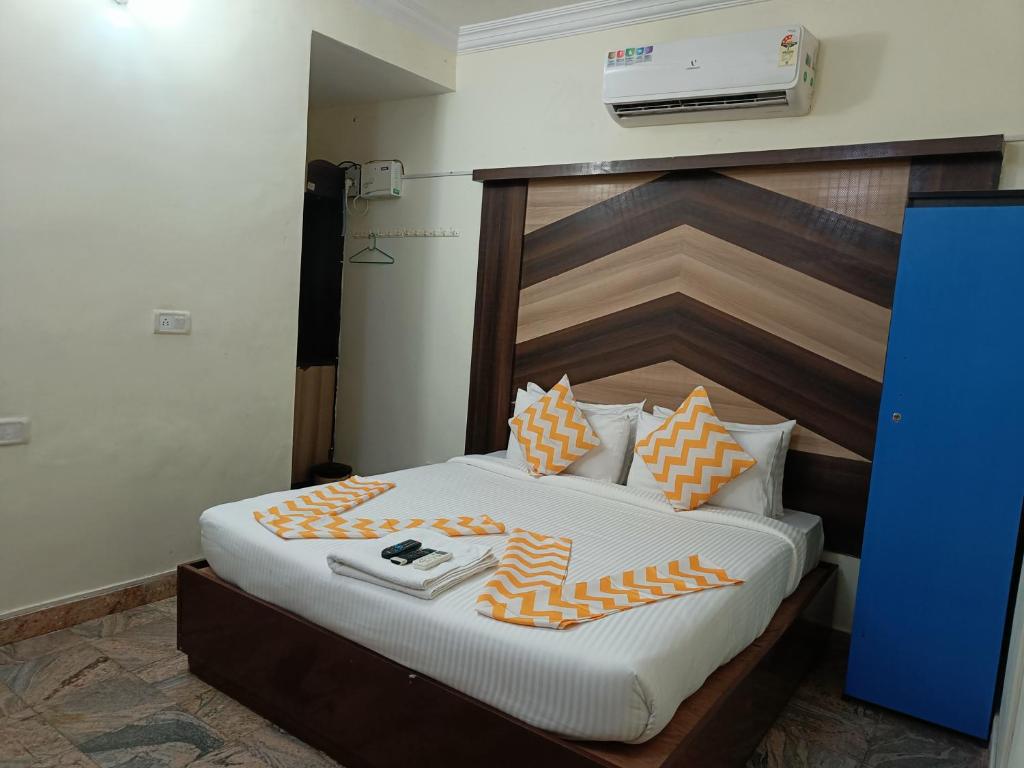 Postel nebo postele na pokoji v ubytování The Dolphin Park Hotel, Virugambakkam