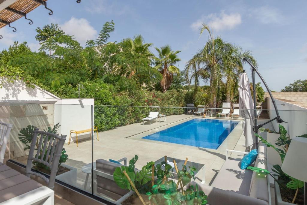 Willa z basenem i palmami w obiekcie Villa Palma w mieście Torre Lapillo