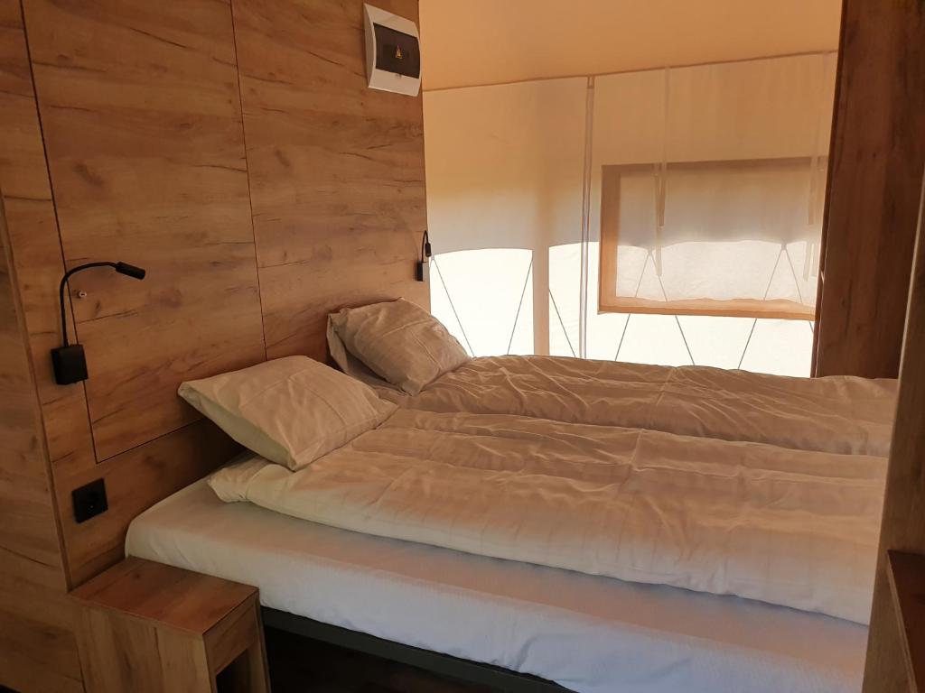 Postel nebo postele na pokoji v ubytování KustCamp Gamleby
