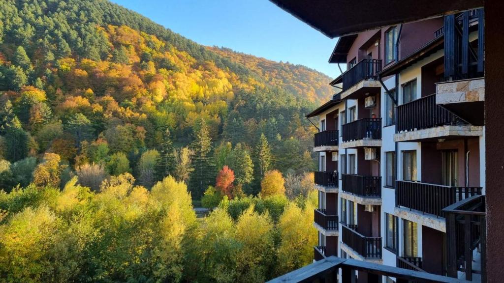 uitzicht op de bergen vanaf het balkon van een gebouw bij Мия 3 Спа хотел Свети Спас in Velingrad