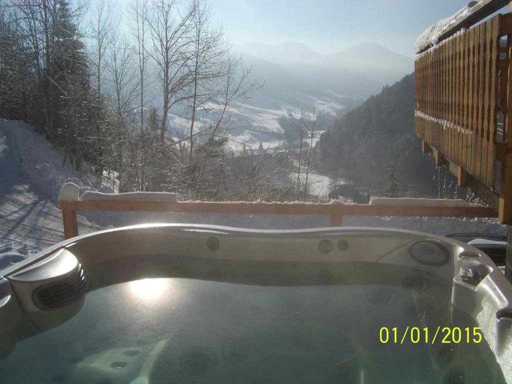 bañera de hidromasaje con vistas a la montaña en Chez Luciana- Appartement en chalet de montagne, en Aillon-le-Jeune