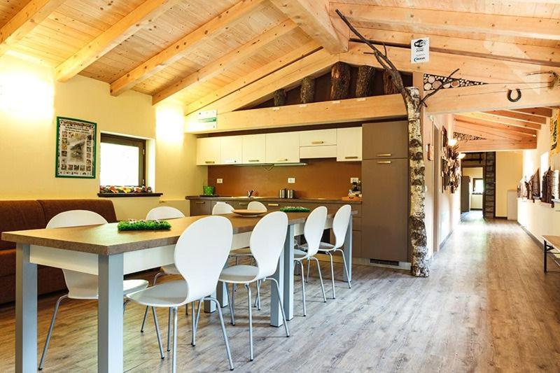 uma cozinha e sala de jantar com mesa e cadeiras em Foresteria Giardino em Paisco