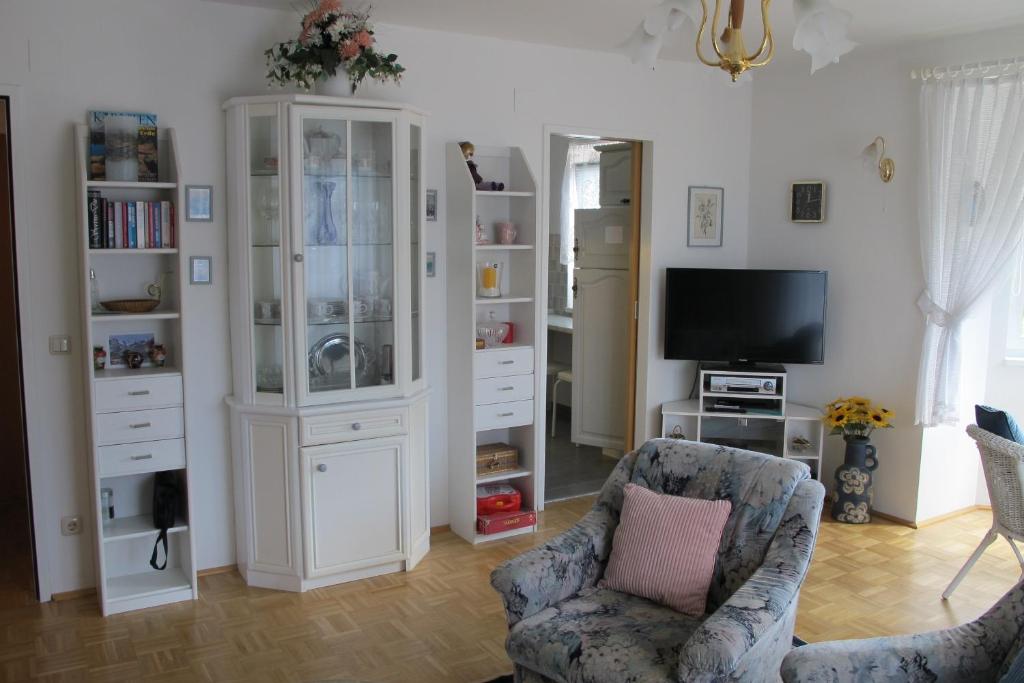 TV a/nebo společenská místnost v ubytování Gemütliche Ferienwohnung