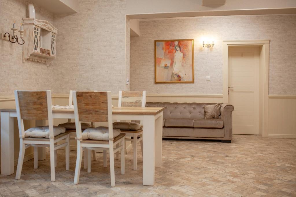 サパレヴァ・バニャにあるPrivate Villa Gerganaのリビングルーム(テーブル、椅子、ソファ付)