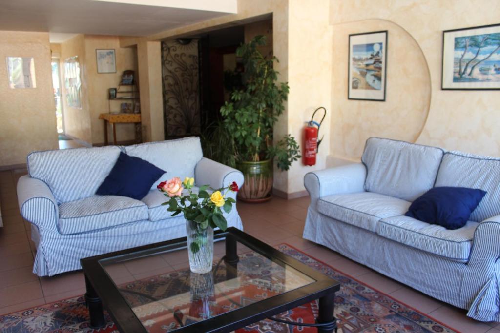Posezení v ubytování Hôtel Le Clos des Pins