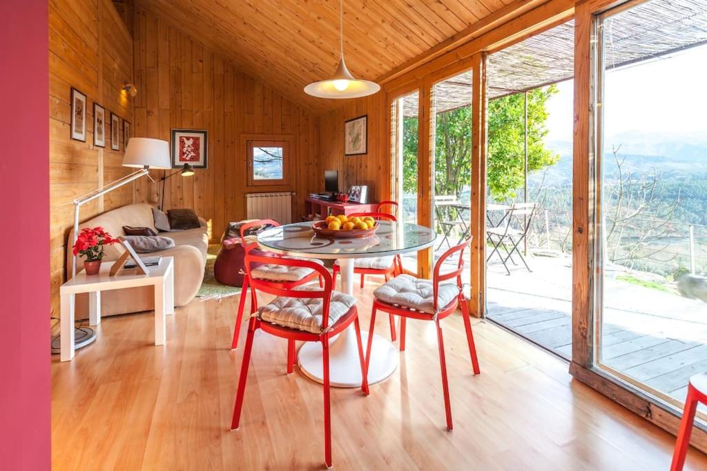 ein Esszimmer mit einem Tisch und Stühlen in einem Raum in der Unterkunft GoToGeres - Casa da Piscina - Casas de Alem in Arcos de Valdevez