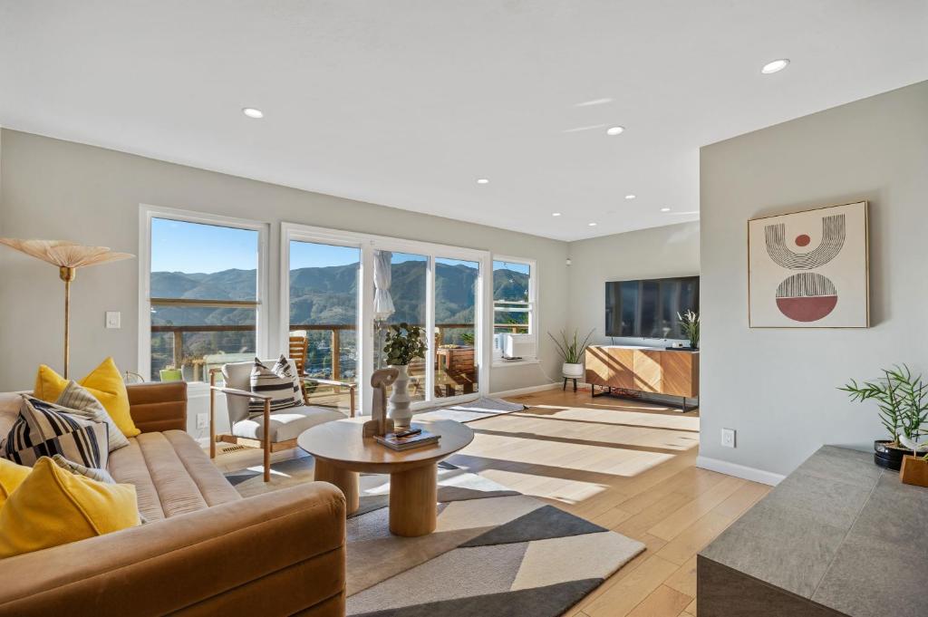 Χώρος καθιστικού στο @ Marbella Lane - Chic Abode w/Mountain Skyline