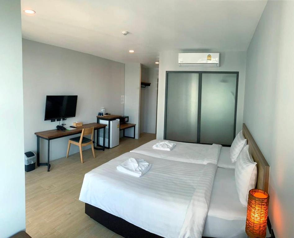 TV a/nebo společenská místnost v ubytování Atom Phuket Hotel -SHA Plus