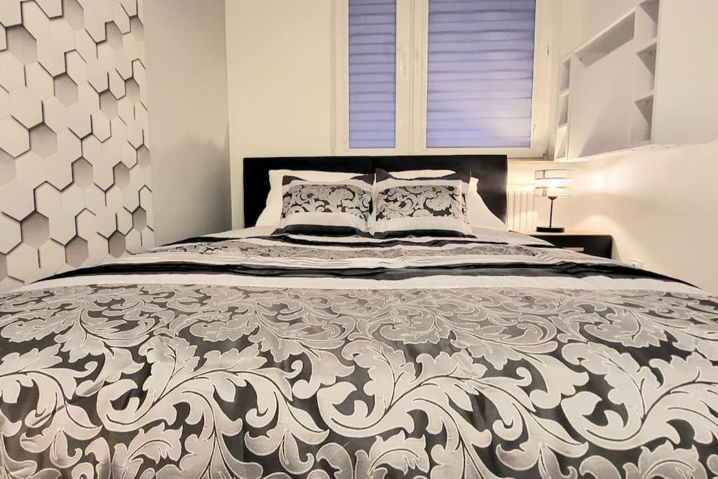 - une chambre avec un grand lit et une couette blanche dans l'établissement Apartment Modern, balcony, 5 os, DOWN TOWN, à Cracovie