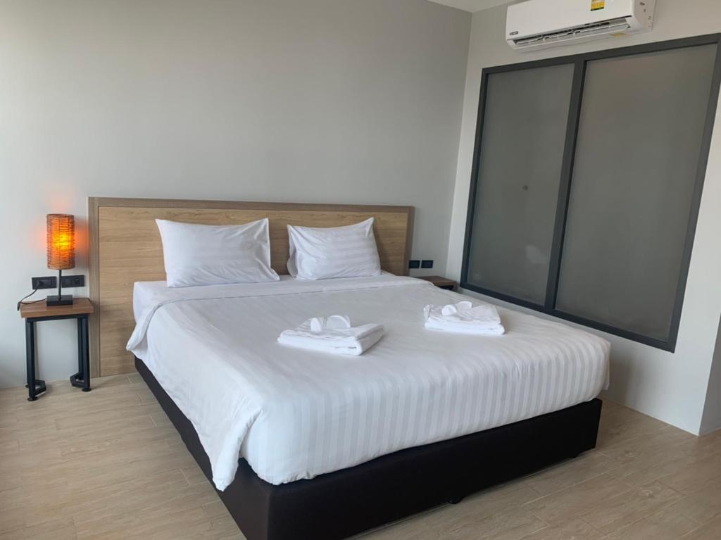 Postel nebo postele na pokoji v ubytování Atom Phuket Hotel -SHA Plus
