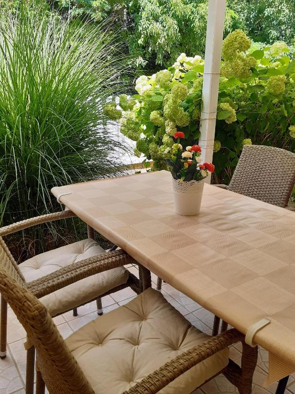 Ogród w obiekcie Holiday Home Balatonszárszó