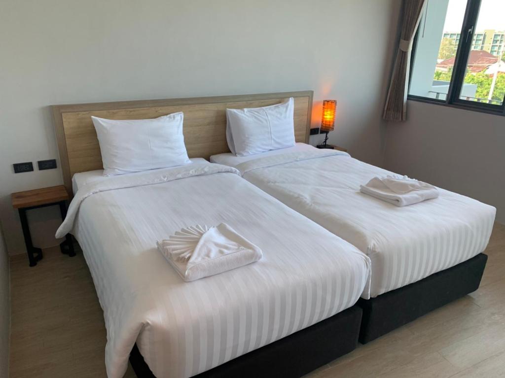Postel nebo postele na pokoji v ubytování Atom Phuket Hotel -SHA Plus