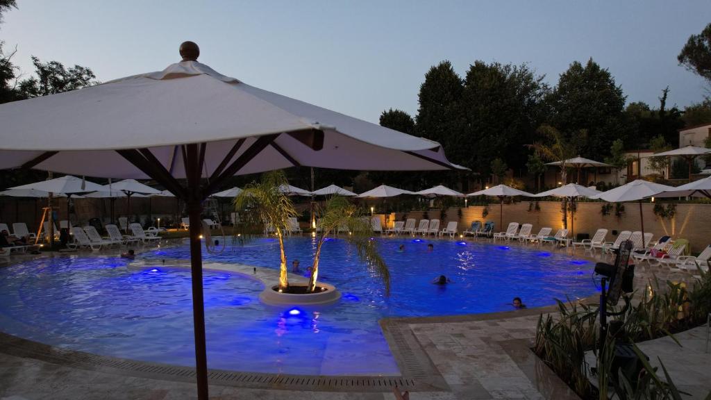 Bazén v ubytování Flaminio Village Bungalow Park nebo v jeho okolí