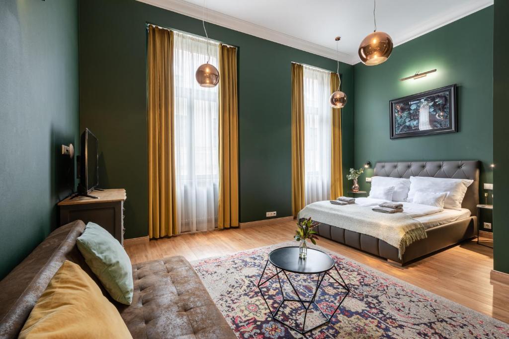 布達佩斯的住宿－Luxory place in the heart of Budapest，一间卧室设有绿色的墙壁、一张床和一张桌子