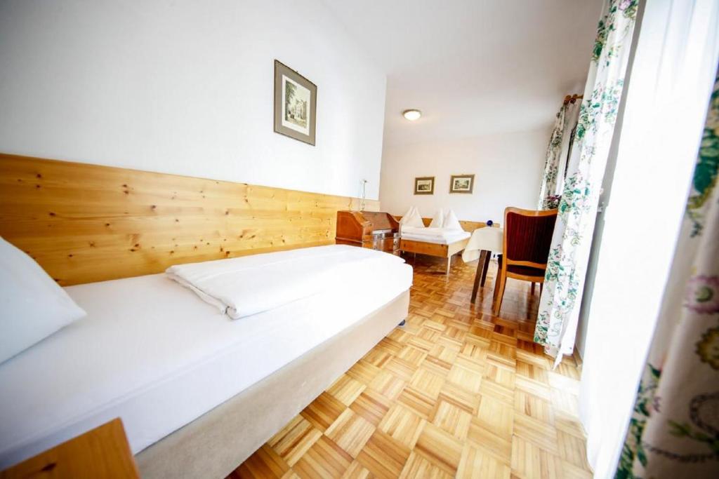 Postel nebo postele na pokoji v ubytování Hotel Lehenerhof