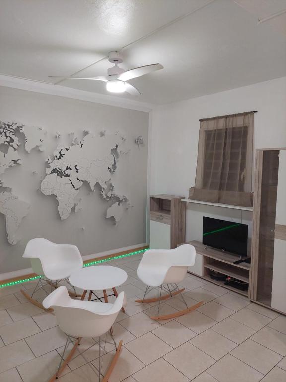 een woonkamer met een wereldkaart aan de muur bij Villa in Baie Mahault