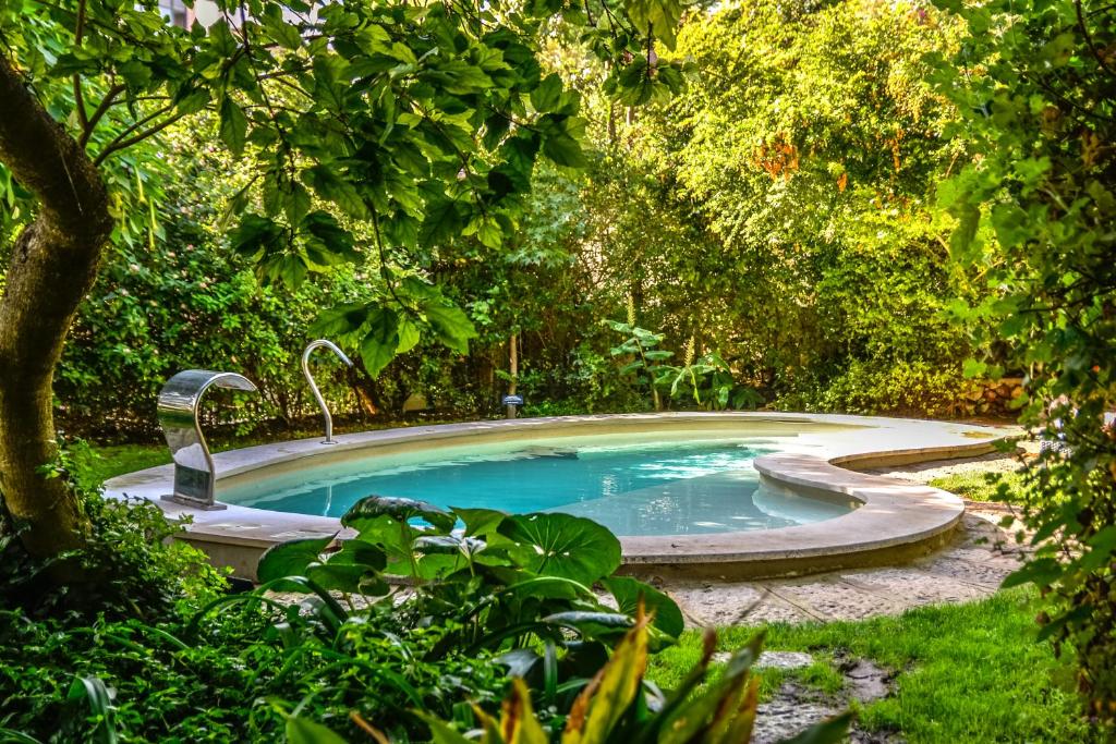 Um jardim em Casa Vela Boutique House