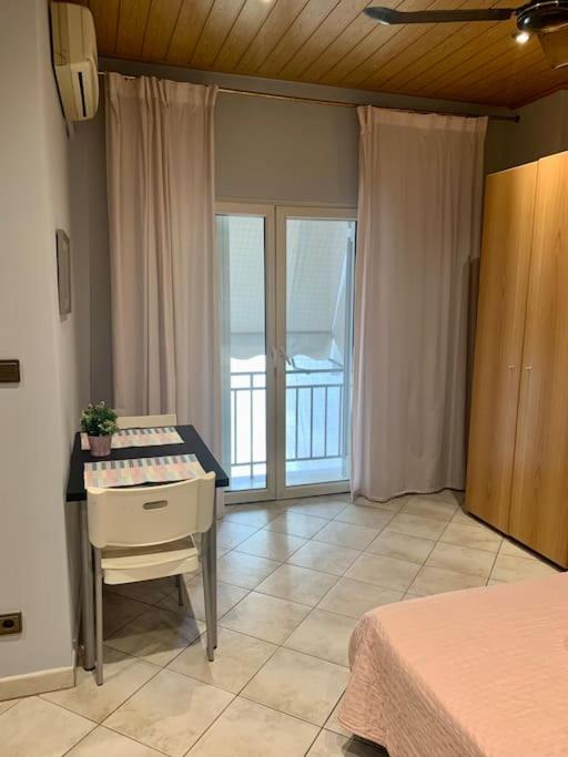 Posteľ alebo postele v izbe v ubytovaní Beautiful apartment Athens Keramikos