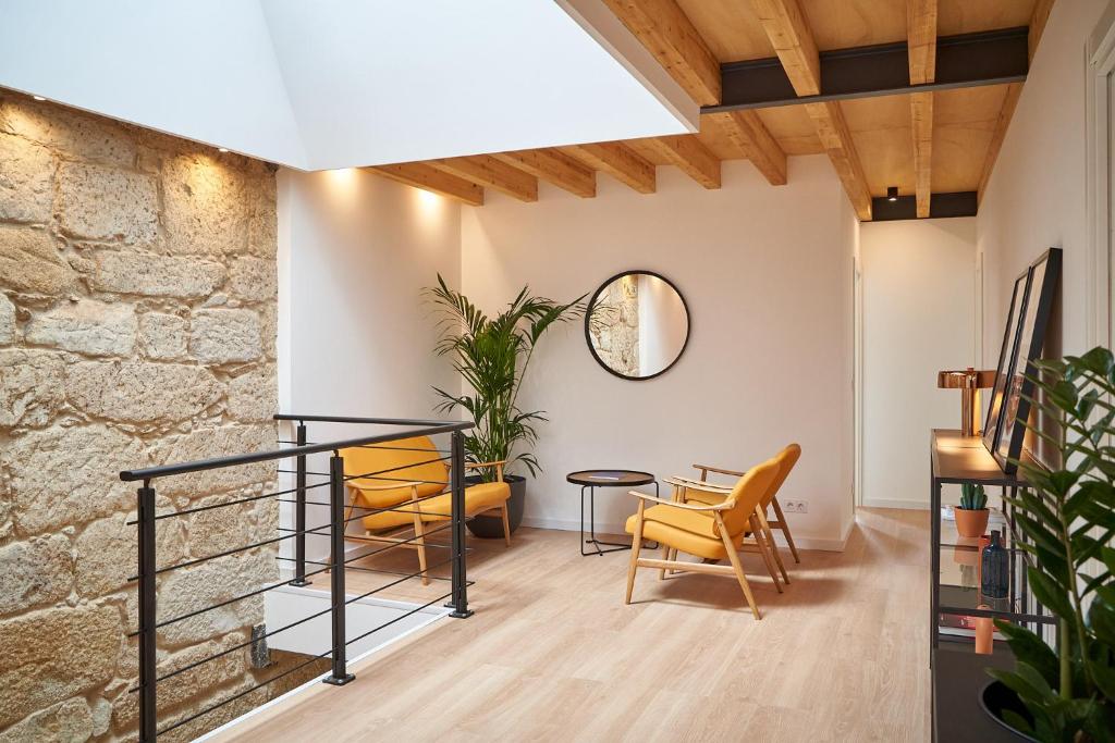 een eetkamer met gele stoelen en een tafel bij Brito Capelo 183 in Matosinhos