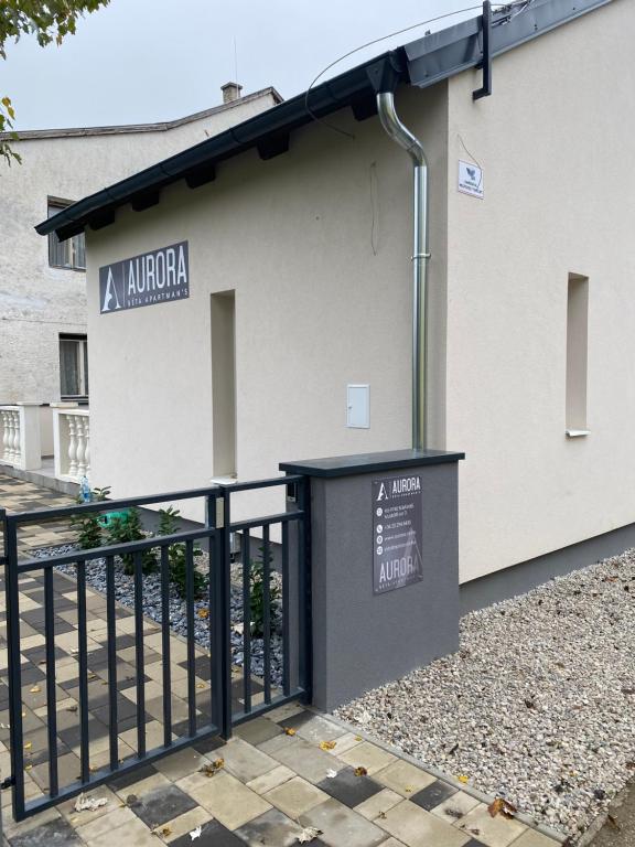 znak na boku budynku w obiekcie Aurora Béta Apartman's w mieście Bük