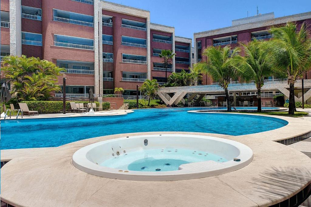 una gran piscina frente a un edificio en Scopa Beach Resort por Carpediem en Aquiraz