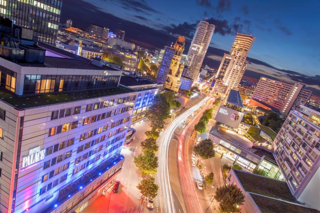 una vista panoramica su una città di notte di Hotel Palace Berlin a Berlino