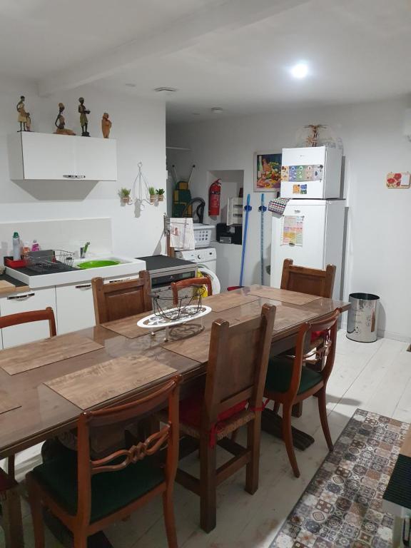Kuchyň nebo kuchyňský kout v ubytování AUBENAS, VALS LES BAINS, LABEGUDE, Maison de vacances Bensylv' entière privatif de 130 M2 4 lits 3 chambres pour 4 adultes et 2 enfants