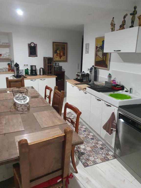 Kuchyň nebo kuchyňský kout v ubytování AUBENAS, VALS LES BAINS, LABEGUDE, Maison de vacances Bensylv' entière privatif de 130 M2 4 lits 3 chambres pour 4 adultes et 2 enfants