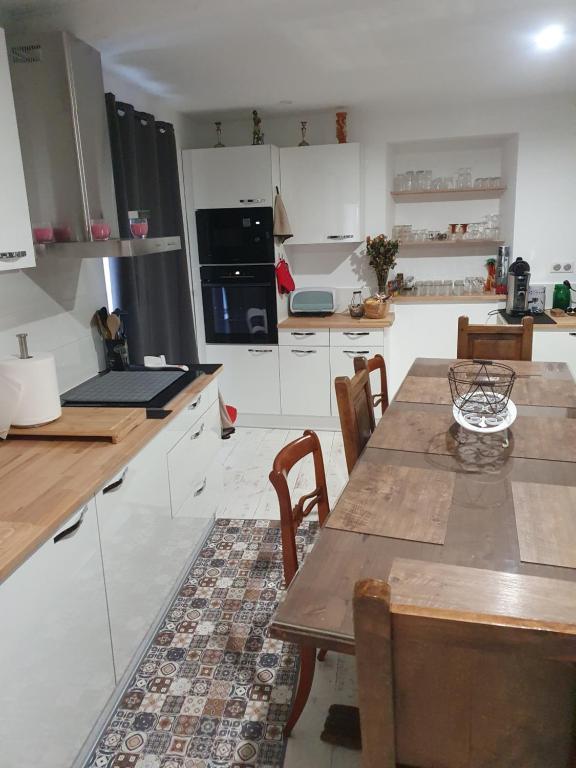 Kuchyň nebo kuchyňský kout v ubytování AUBENAS, VALS LES BAINS, LABEGUDE, Maison de vacances Bensylv' entière privatif de 130 M2 4 lits 3 chambres pour 4 adultes et 2 enfants