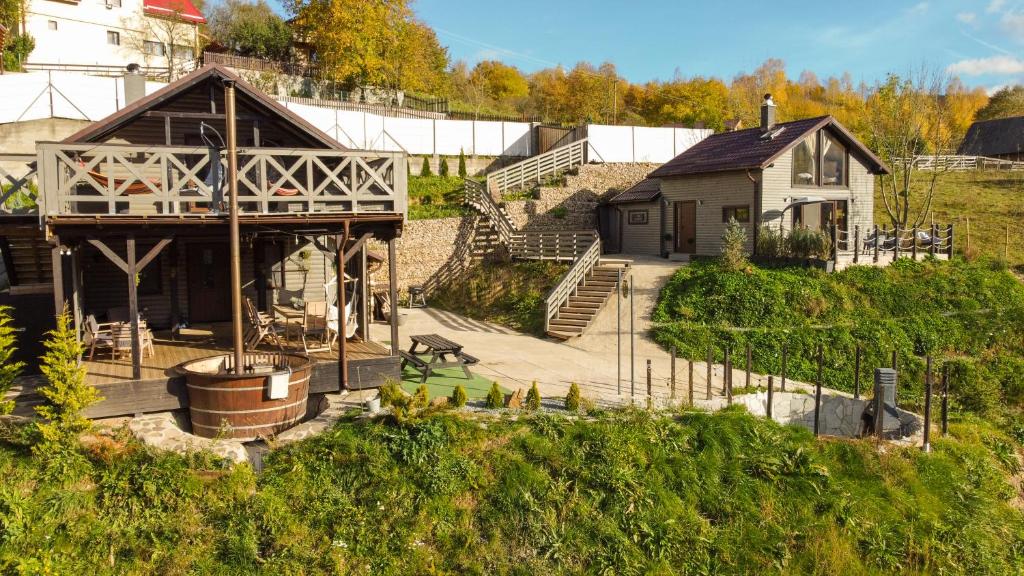 una vista aerea di una casa con cortile di Amonte Mountain Resort a Muntele Rece