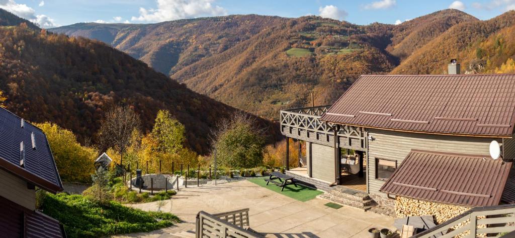 vista su una casa con montagne sullo sfondo di Amonte Mountain Resort a Muntele Rece