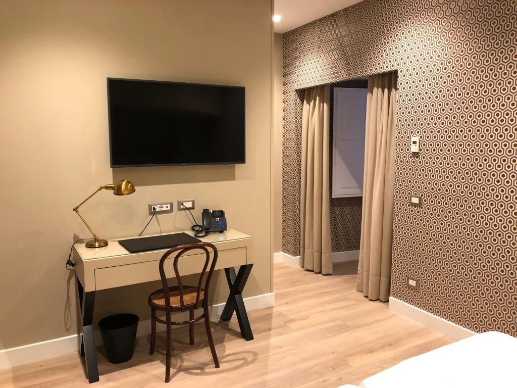 Telewizja i/lub zestaw kina domowego w obiekcie Caruso Place Boutique & Wellness Suites