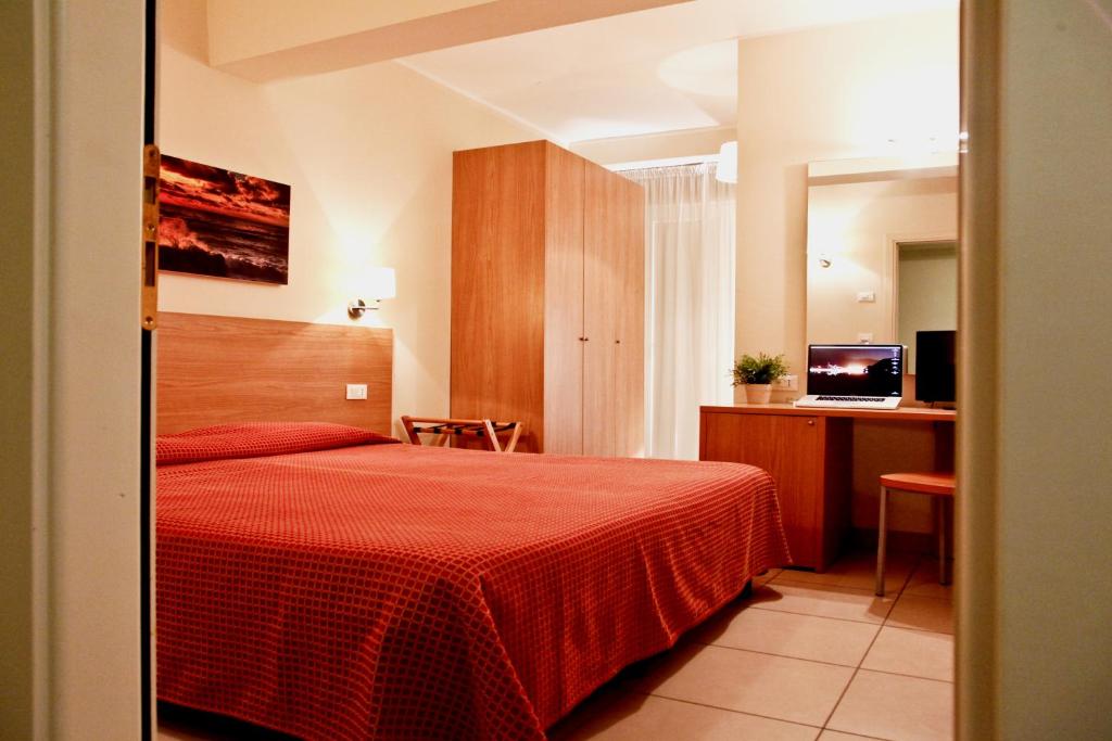 Postel nebo postele na pokoji v ubytování Hotel Majorca sul Mare in centro a Riccione